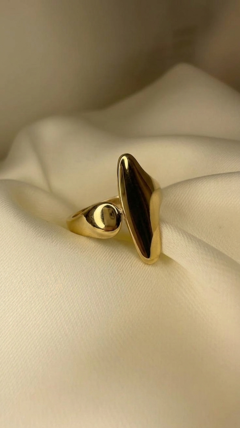 Atypical rounded shape Ring